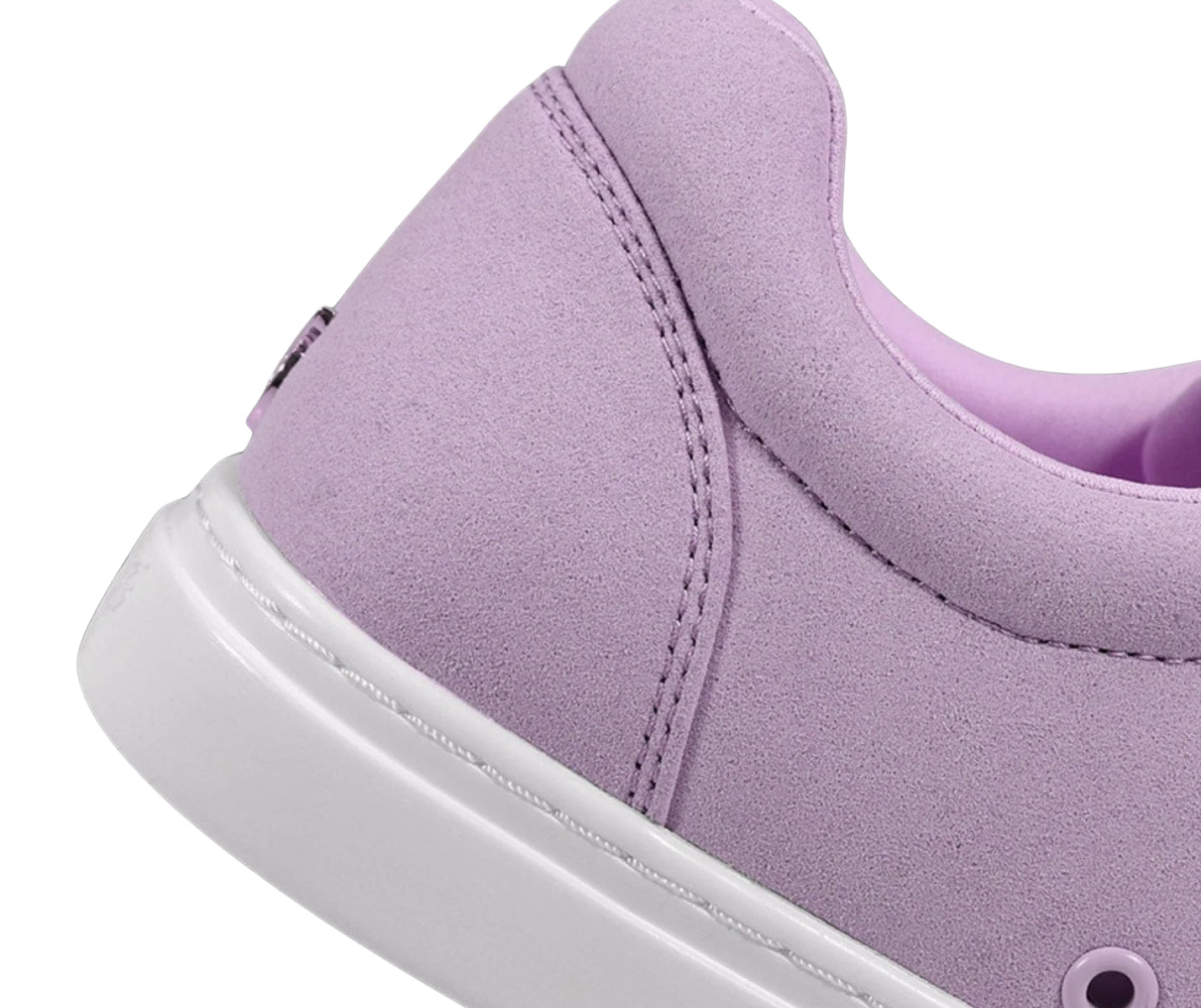 Nahaufnahme der Ferse und der Seite der Fuego Low-Top Dance Sneakers in Lavendel von Fuego Dance Shoes mit weißer Sohle.